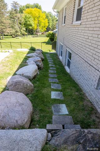 Builiding view fifty four for 724 Sandstone, Rochester, MI. 48309
