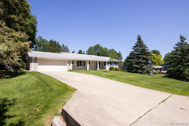 front view for 724 Sandstone Dr, Rochester, Mi. 48309