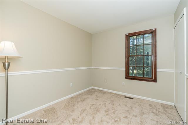 Builiding view thirty seven for 1377 Barneswood, Rochester, MI. 48306
