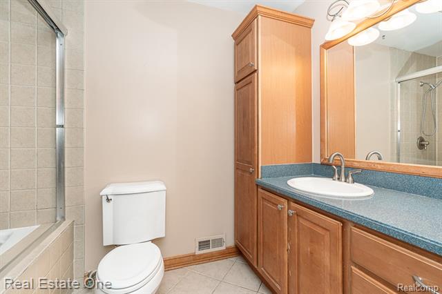 Builiding view thirty for 1377 Barneswood, Rochester, MI. 48306