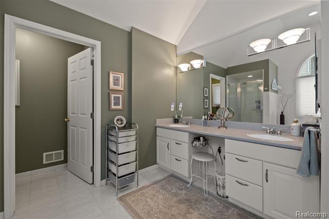 Builiding view eighteen for 3422 Paramount, Auburn Hills, MI. 48326