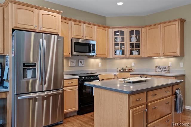 Builiding view five for 3422 Paramount, Auburn Hills, MI. 48326