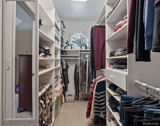 Builiding view seventeen for 3422 Paramount, Auburn Hills, MI. 48326