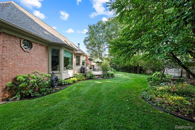 Builiding view thirty for 3422 Paramount, Auburn Hills, MI. 48326