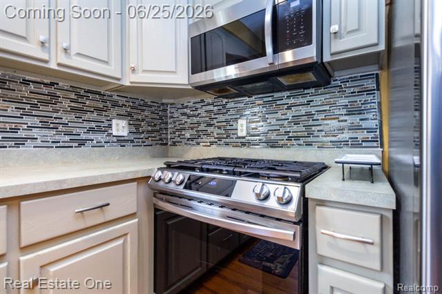 Builiding view twelve for 220 Winry, Rochester, MI. 48307