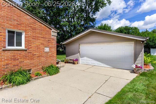 Builiding view twenty four for 220 Winry, Rochester, MI. 48307
