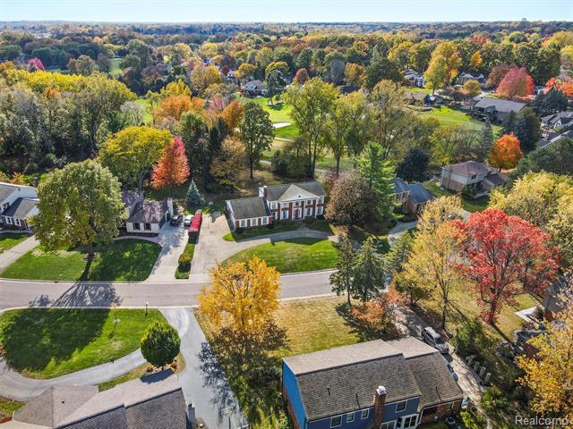 Builiding view two for 1135 Hickory Hill, Rochester, MI. 48309