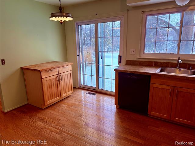 Builiding view eight for 1295 W Fairview, Rochester, MI. 48306