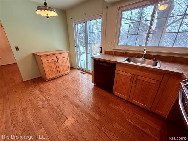 Builiding view eleven for 1295 W Fairview, Rochester, MI. 48306