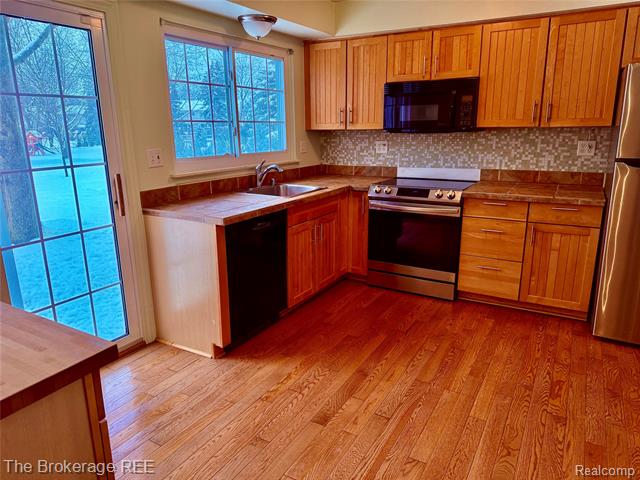 Builiding view seven for 1295 W Fairview, Rochester, MI. 48306