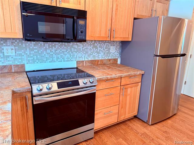 Builiding view ten for 1295 W Fairview, Rochester, MI. 48306