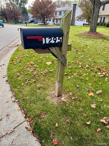 Builiding view thirty for 1295 W Fairview, Rochester, MI. 48306