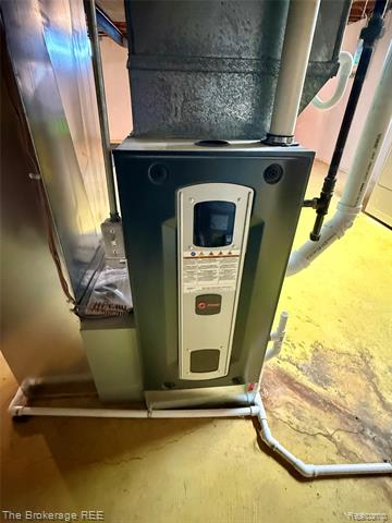 Builiding view twenty nine for 1295 W Fairview, Rochester, MI. 48306