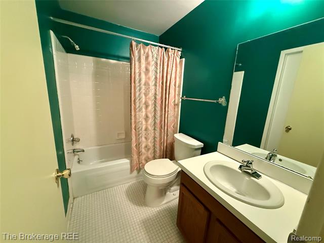 Builiding view twenty one for 1295 W Fairview, Rochester, MI. 48306