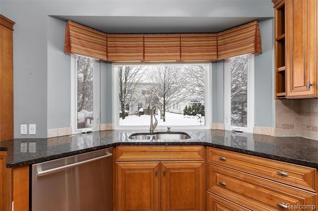 Builiding view eight for 3709 Crestwood, Auburn Hills, MI. 48326