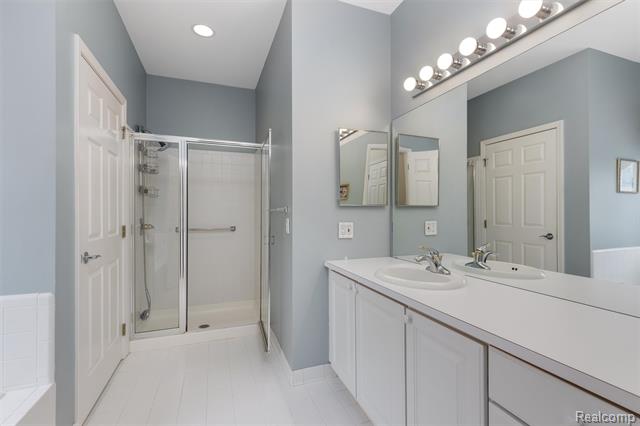 Builiding view eighteen for 3709 Crestwood, Auburn Hills, MI. 48326