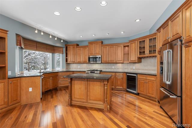 Builiding view six for 3709 Crestwood, Auburn Hills, MI. 48326