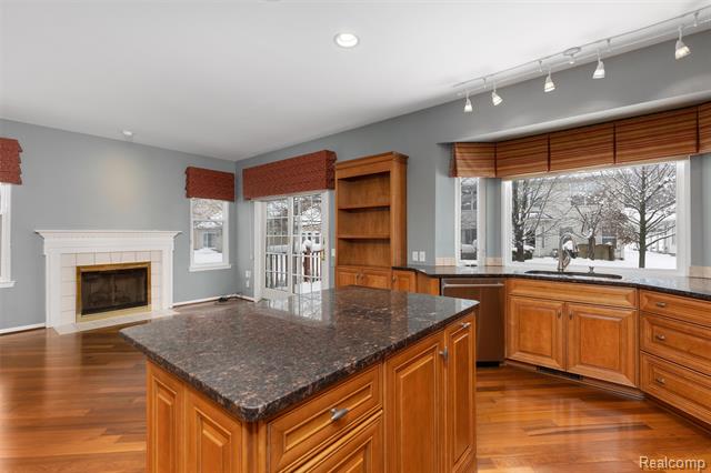 Builiding view ten for 3709 Crestwood, Auburn Hills, MI. 48326