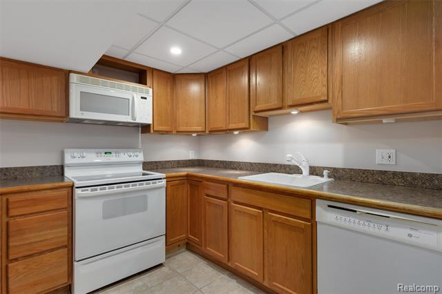 Builiding view twenty eight for 3709 Crestwood, Auburn Hills, MI. 48326