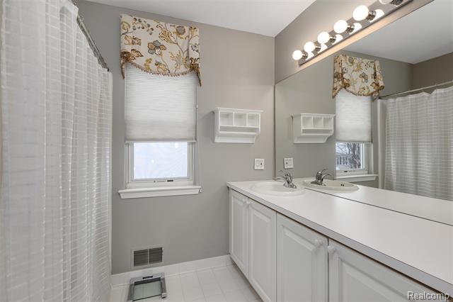 Builiding view twenty five for 3709 Crestwood, Auburn Hills, MI. 48326