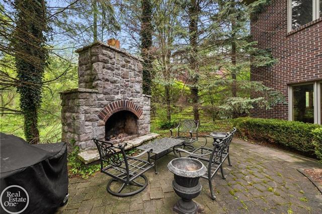 Builiding view eight for 877 Quarry, Rochester, MI. 48306