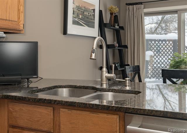 Builiding view eleven for 2401 Westwood, Rochester, MI. 48306