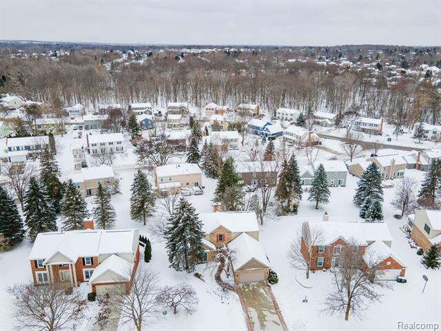 Builiding view thirty eight for 2401 Westwood, Rochester, MI. 48306