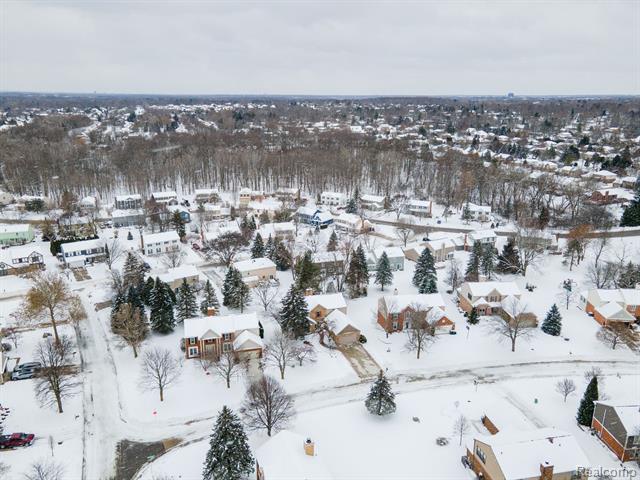 Builiding view thirty nine for 2401 Westwood, Rochester, MI. 48306