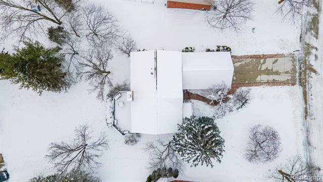 Builiding view thirty seven for 2401 Westwood, Rochester, MI. 48306