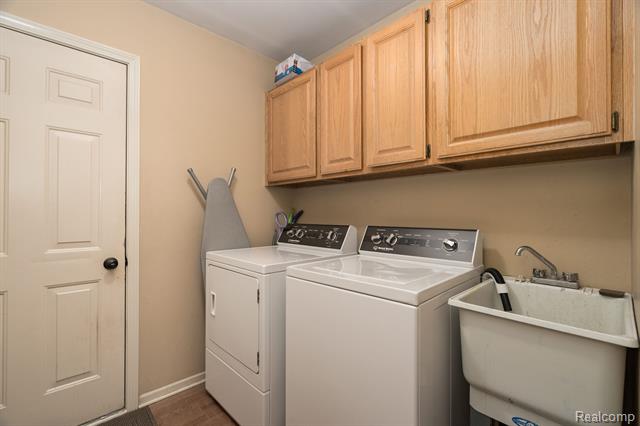 Builiding view twenty eight for 2401 Westwood, Rochester, MI. 48306