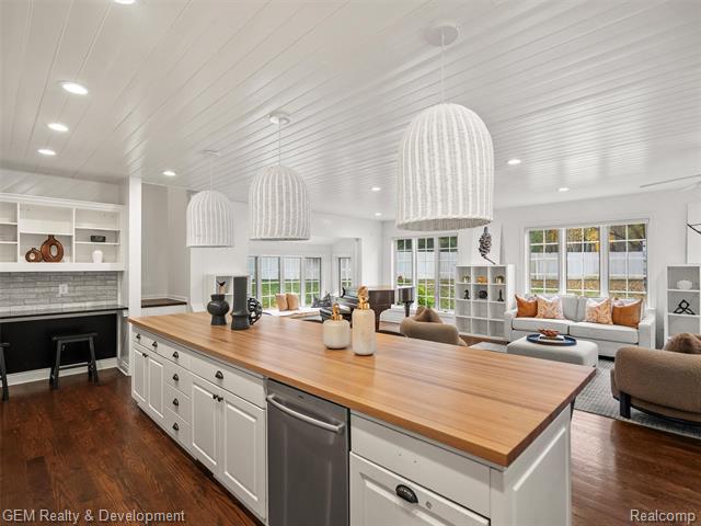 Builiding view eight for 1900 Tiverton, Bloomfield Hills, MI. 48304