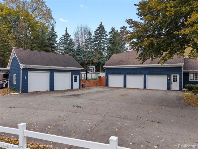 Builiding view seventy one for 1900 Tiverton, Bloomfield Hills, MI. 48304