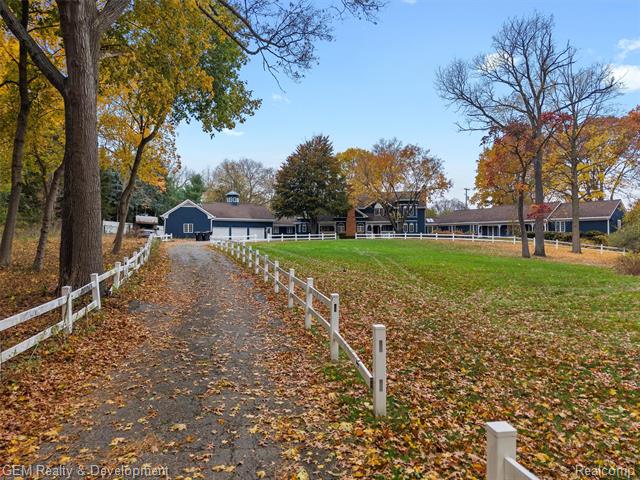 Builiding view seventy seven for 1900 Tiverton, Bloomfield Hills, MI. 48304