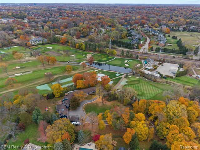 Builiding view sixty five for 1900 Tiverton, Bloomfield Hills, MI. 48304