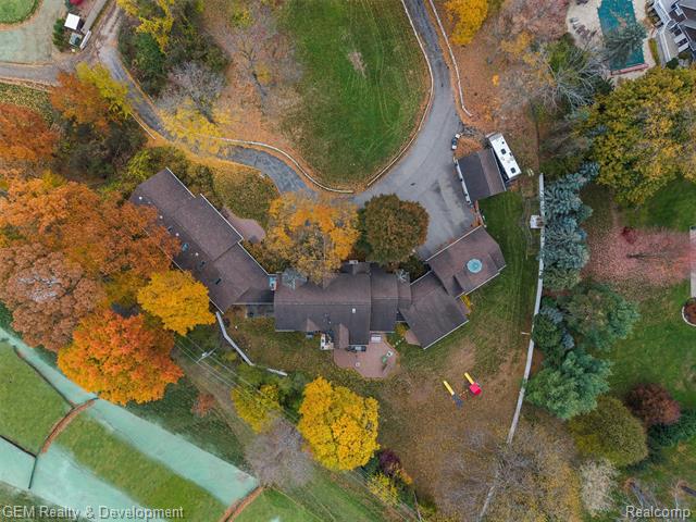 Builiding view sixty seven for 1900 Tiverton, Bloomfield Hills, MI. 48304