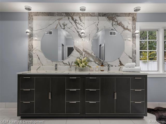 Builiding view thirty three for 1900 Tiverton, Bloomfield Hills, MI. 48304