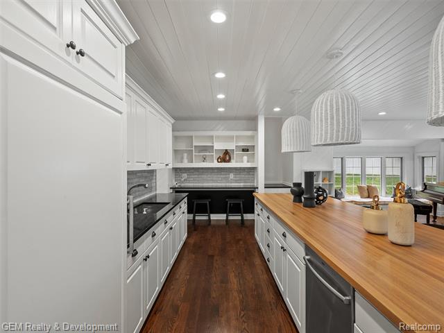 Builiding view twelve for 1900 Tiverton, Bloomfield Hills, MI. 48304