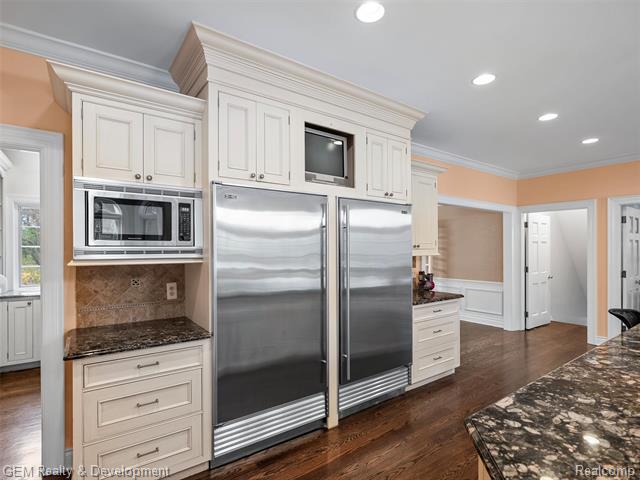 Builiding view twenty seven for 1900 Tiverton, Bloomfield Hills, MI. 48304