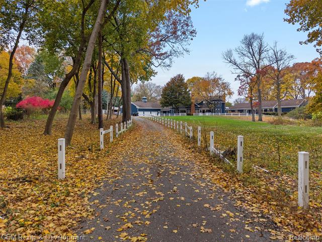 Builiding view two for 1900 Tiverton, Bloomfield Hills, MI. 48304