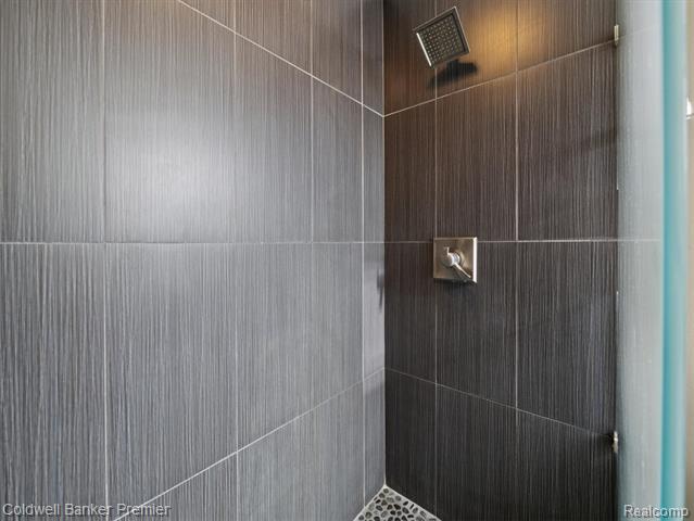 Builiding view thirty three for 214 Presidio, Ortonville, MI. 48462