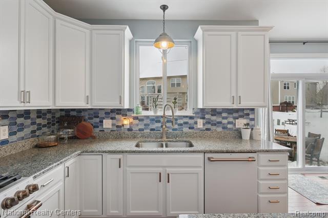 Builiding view eighteen for 27316 Victoria, Novi, MI. 48374