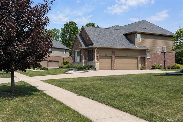 Builiding view eighty three for 47576 Valencia, Novi, MI. 48374