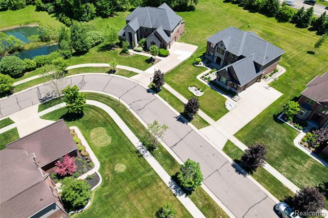 Builiding view eighty two for 47576 Valencia, Novi, MI. 48374