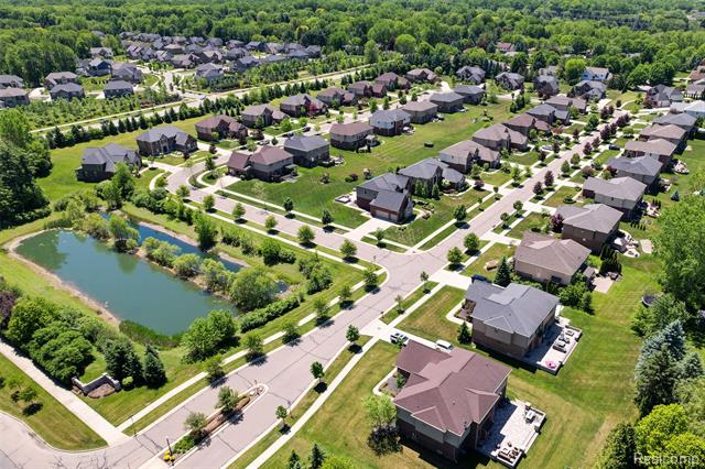 Builiding view eighty for 47576 Valencia, Novi, MI. 48374