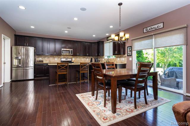 Builiding view ten for 2110 Mayflower, Troy, MI. 48085