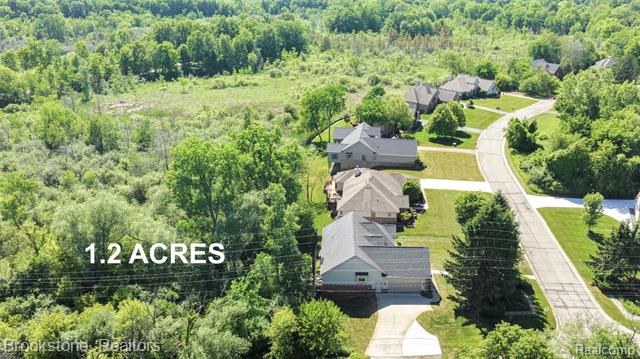 Builiding view ten for 10295 Northridge, White Lake, MI. 48386