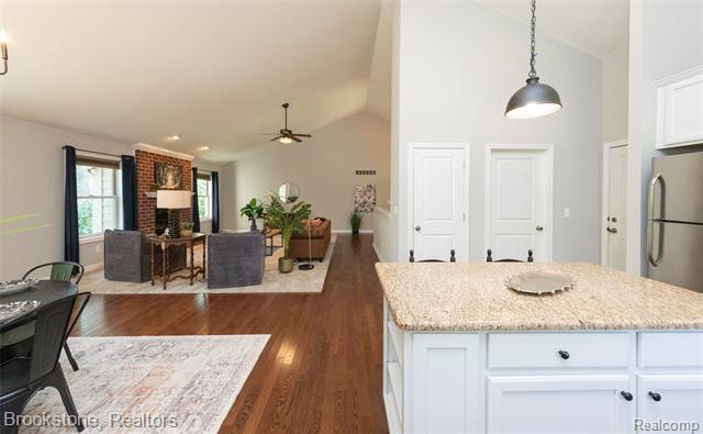 Builiding view thirty for 10295 Northridge, White Lake, MI. 48386