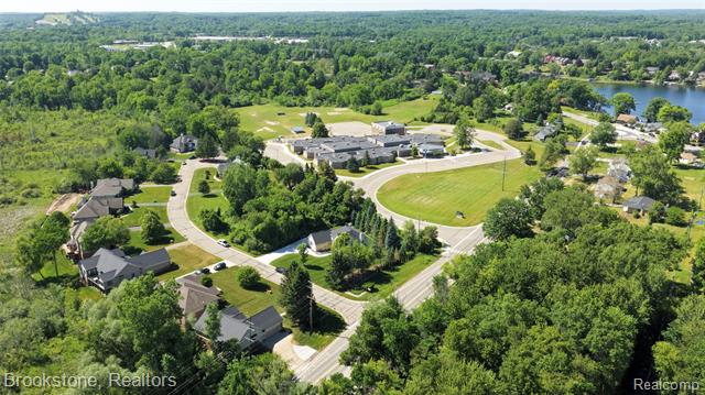 Builiding view two for 10295 Northridge, White Lake, MI. 48386
