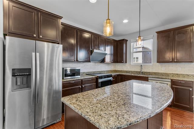 Builiding view seventeen for 57570 Village, New Hudson, MI. 48165