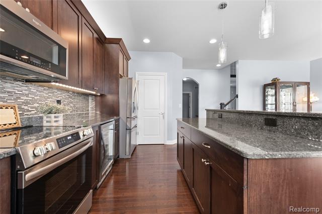 Builiding view twenty one for 801 Watersmeet, Oxford, MI. 48371